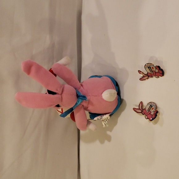 Vtg Energizer Bunny Plush Figurine 90's & 2 Collector Pins - Picture 3 of 9
